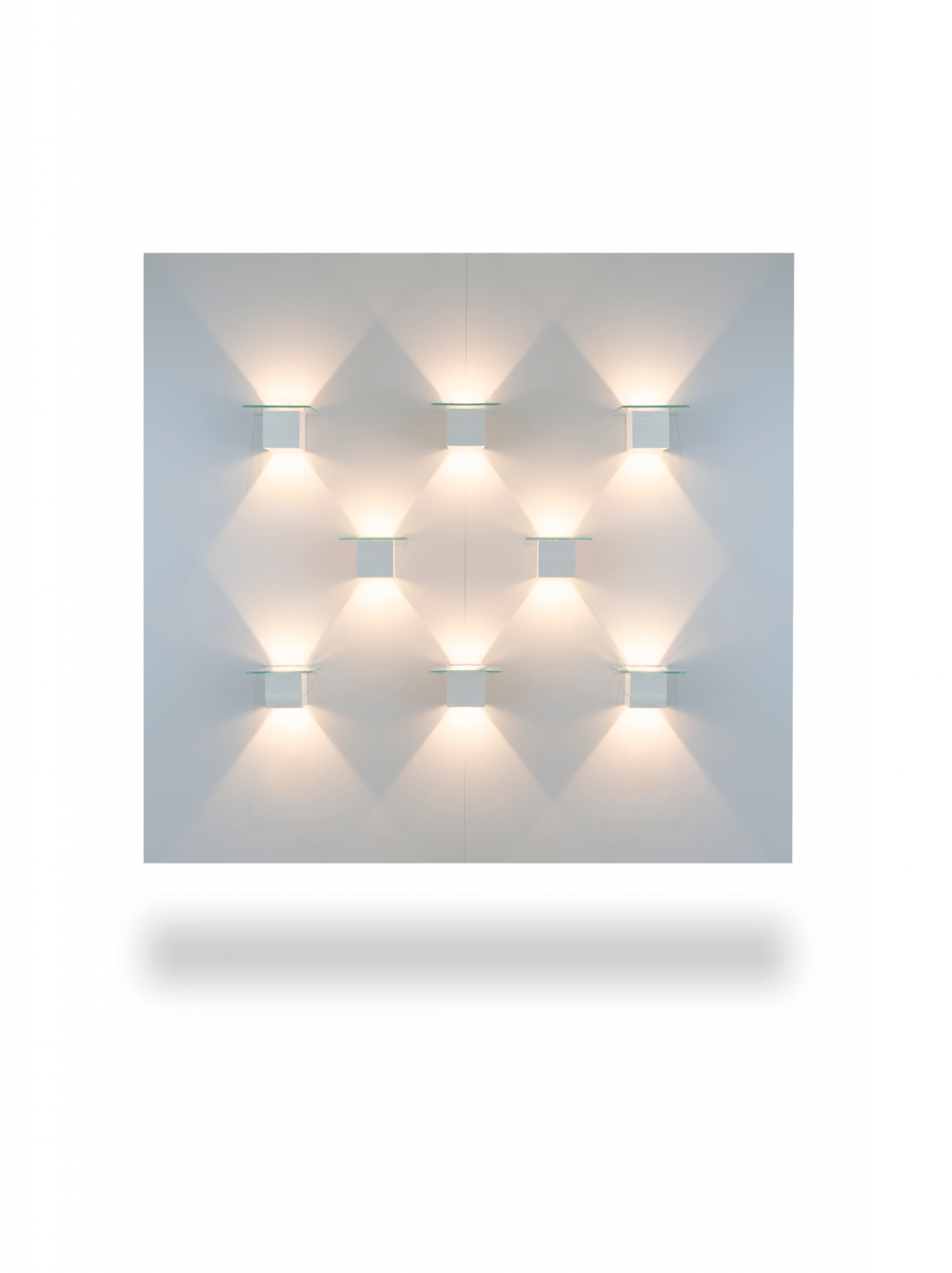 Expositor de melamina acabado blanco, con iluminación y seis niveles de exposición con baldas de cristal. Ideal para negocios como ópticas, farmacias, clínicas, diseñados por estudio AMA.