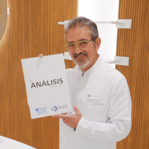 Cliente satisfecha por la reforma de su óptica Vista Óptica