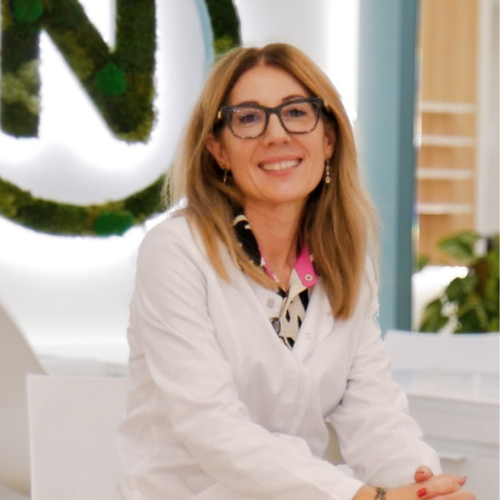 Cliente Satisfecha por la reforma e interiorismo en su óptica Opticalia